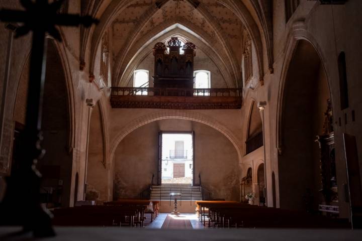 Nave de la iglesia vista desde el altar mayor con el órgano dispuesto en el “falso coro”.