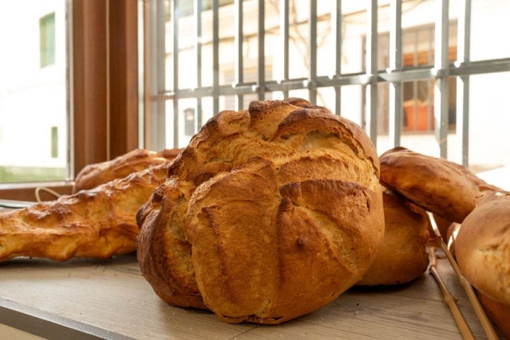 Hogazas, pan pellizcado, cañadas y distintos tipos de barras salen a diario del horno de leña.