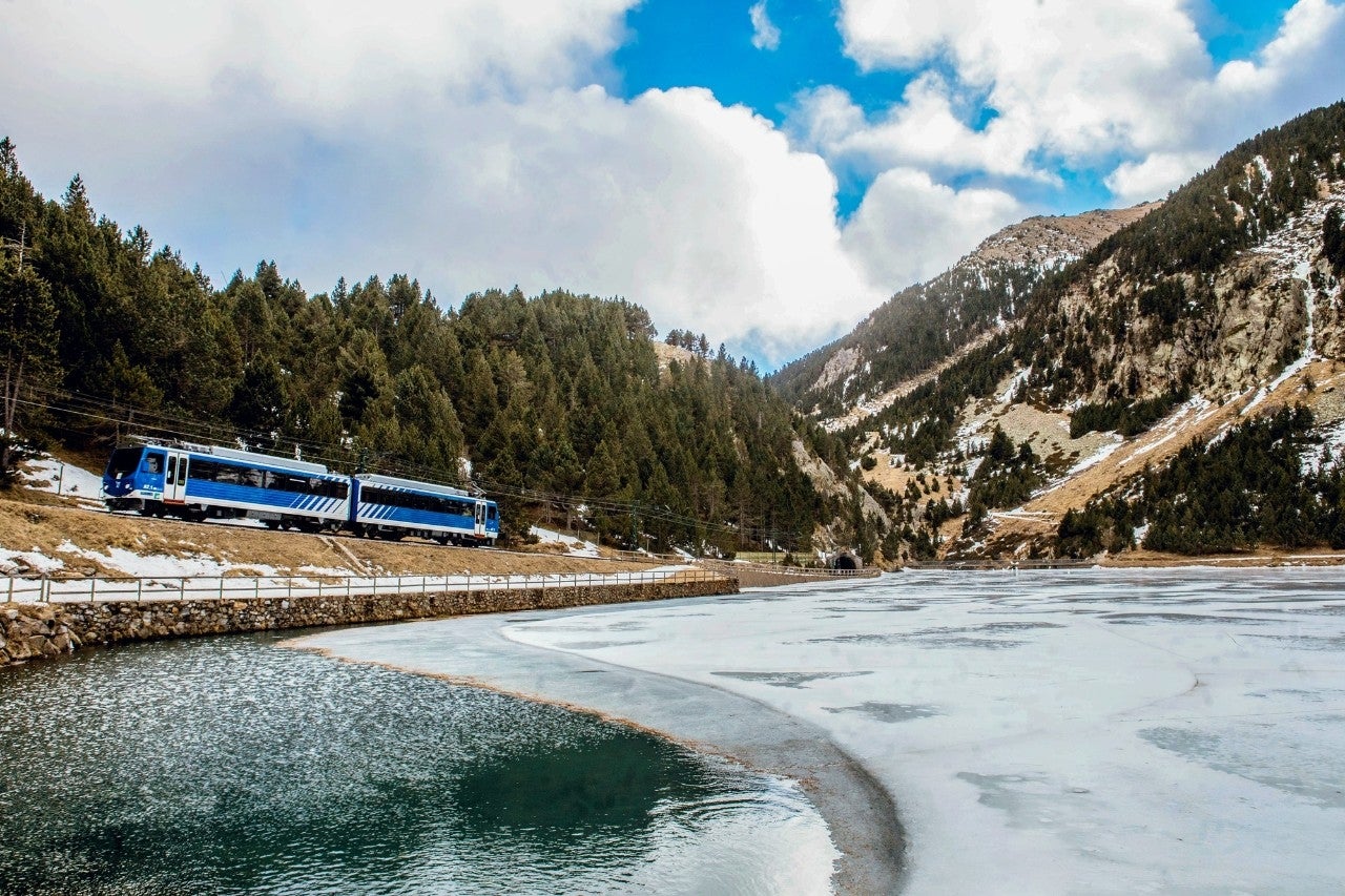 Viaje al corazón de los Pirineos en un tren cremallera