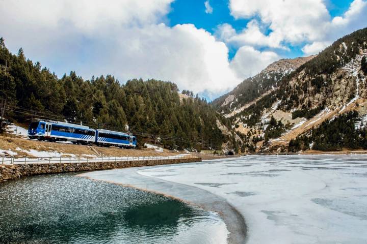 En el tren cremallera del valle de Nuria se disfruta del entorno y el trayecto.
