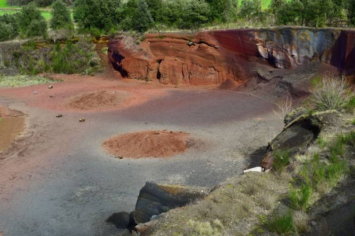 El volcán de Croscat y sus gredales son una de las joyas del parque. Foto: Shutterstock.