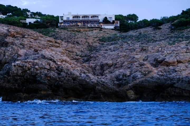 Vista del Hostal La Torre desde el mar.