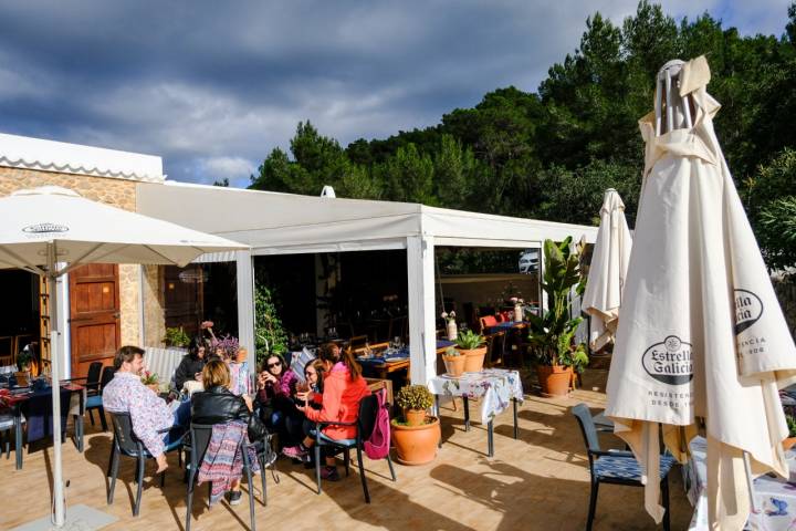 Un grupo de personas sentadas en la terraza del restaurante Ses Casetes Art Café.