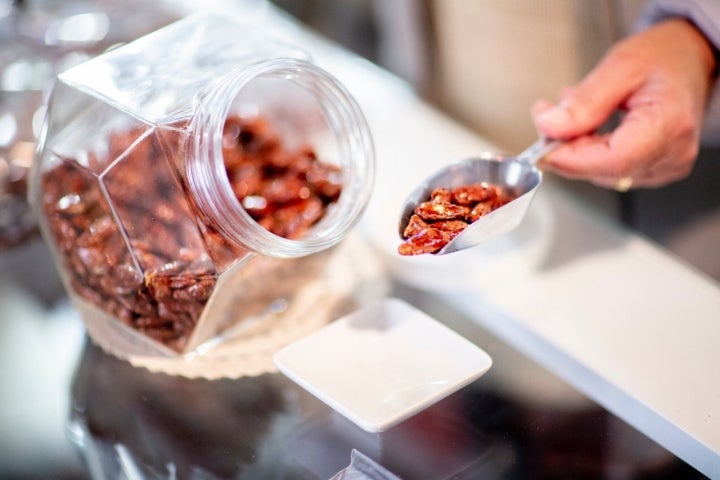 Ujué: tienda 'Regino Sola' (almendras garrapiñadas)