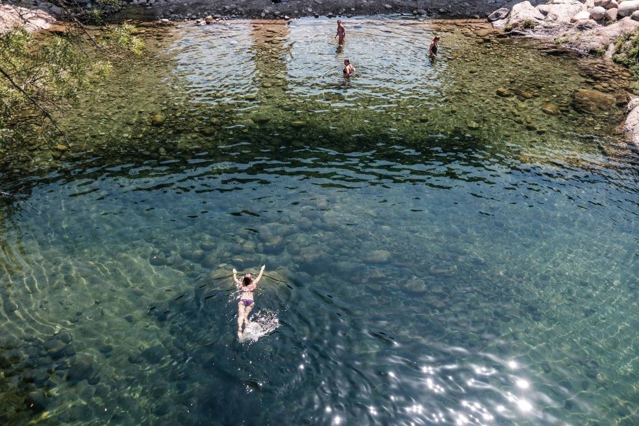 Estrenamos junio, el calor y las ganas de darnos un chapuzón. En muchos rincones en España ya está permitido el baño en ríos, pantanos y cascadas. Otros tendrán que esperar unos días más, aunque con estas imágenes, y los pies metidos en el barreño, estamos seguros que la demora será más refrescante. Para ir abriendo boca, la Garganta de Cuartos en el Losar de la Vera (Cáceres).