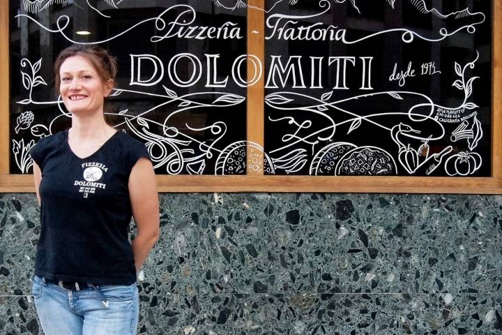 Mónica, frente a la entrada de su restaurante 'Dolomiti'. Foto: Ramón Peco.