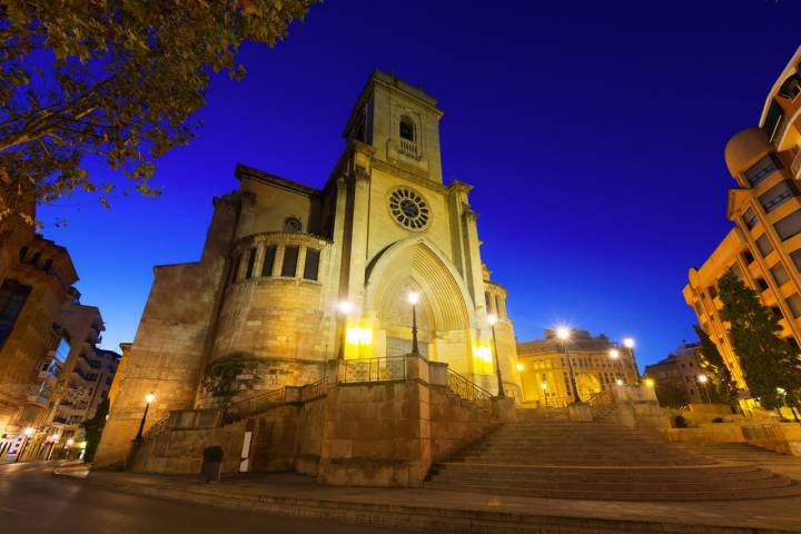 La Catedral de San Juan Bautista y su fachada iluminada de noche. Foto: Shutterstock.