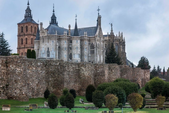 PALACIO EPISCOPAL de gaudi y catedral de Santa María. ASTORGA y murallas de la ciudad