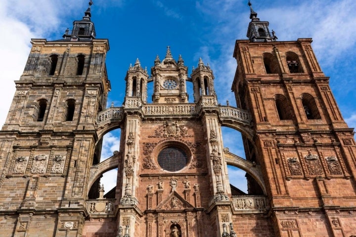 "Un monolito que ha caído en un lugar demasiado pequeño". Así describe Nooteboom la catedral de Astorga.