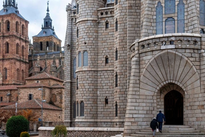 La magia del contraste de estilos embruja al visitante nada más entrar en la ciudad.