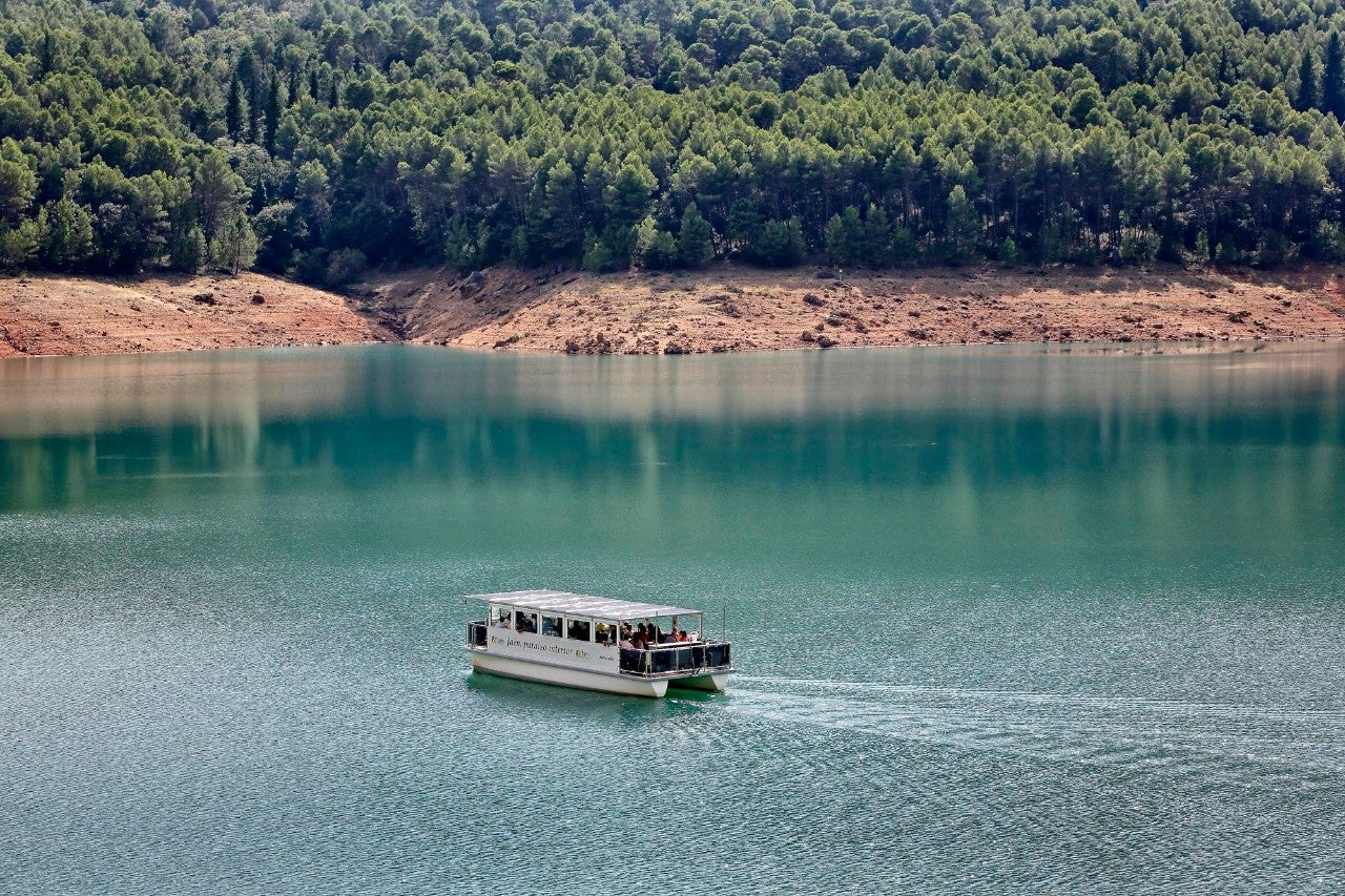 El barco solar que espía a la fauna de la Sierra del Segura