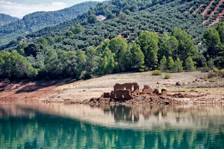 Estas ruinas de un antiguo cortijo esconden bajo las aguas unas termas romanas.