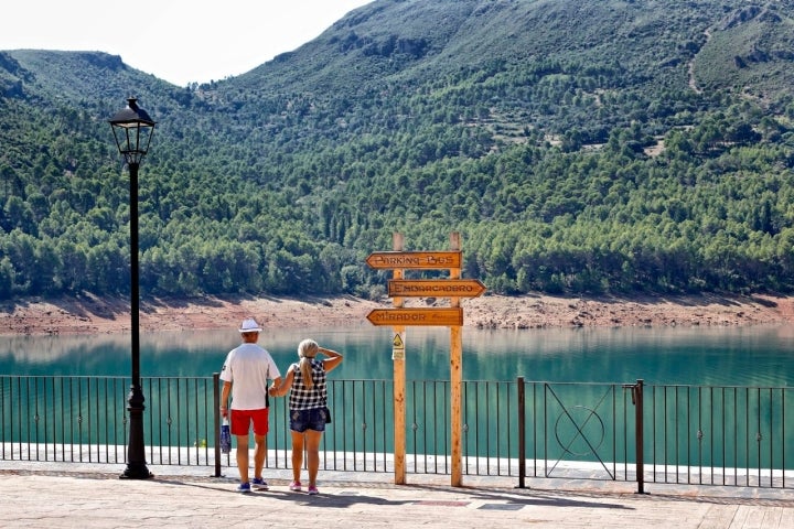 El pantano forma parte del Parque natural de las Sierras de Cazorla, Segura y Las Villas.