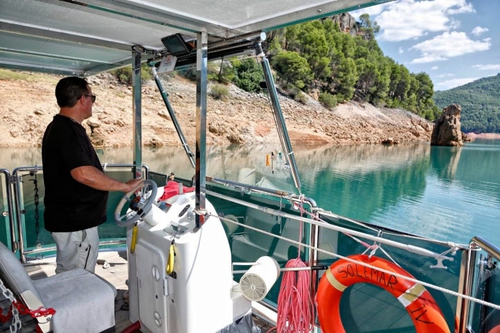 Joaquín lleva más de 38 años navegando con barcos. Hasta ahora ninguno era solar.