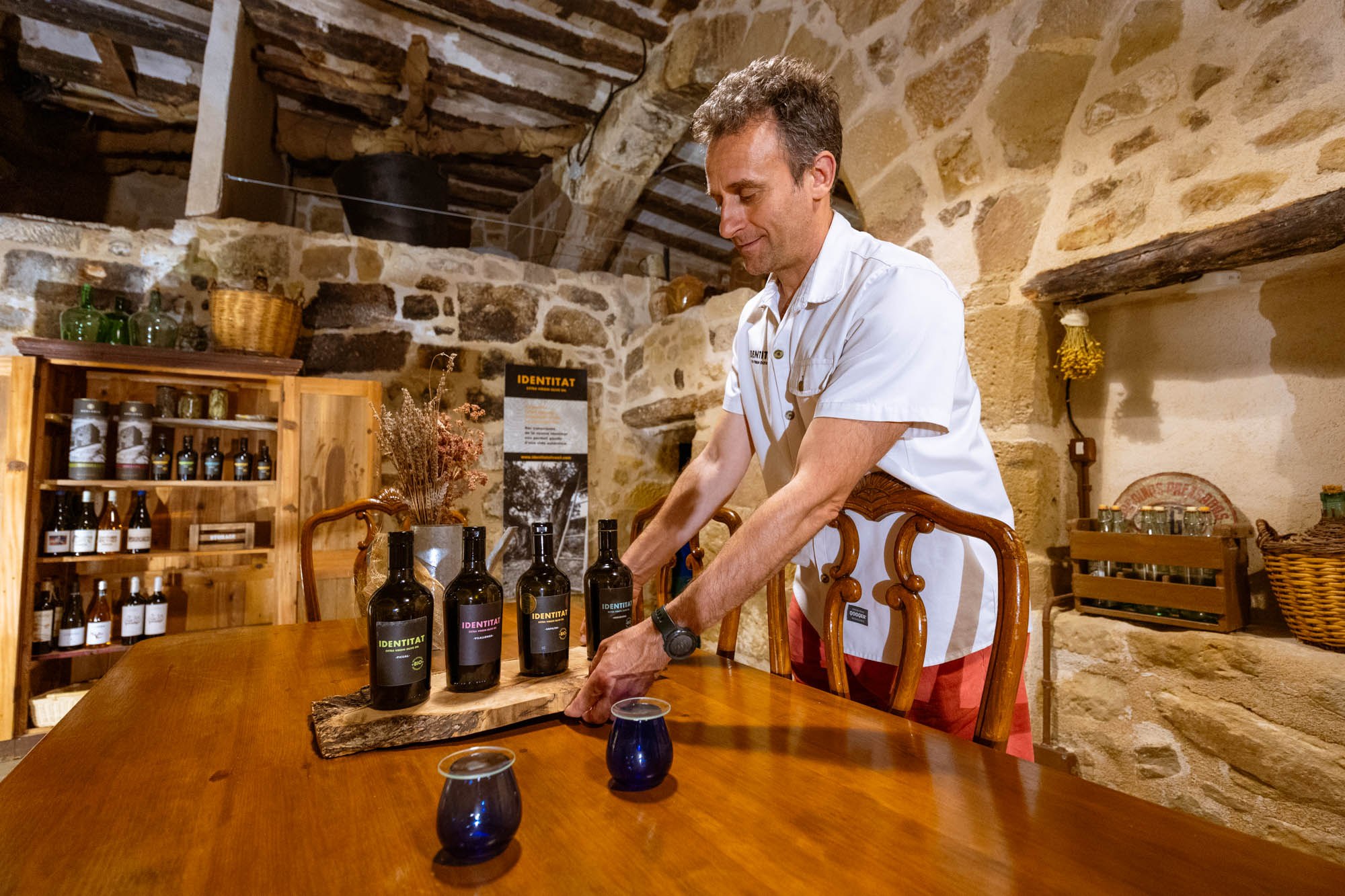 Toni Beltrán preparando una cata de aceites en Identitat.