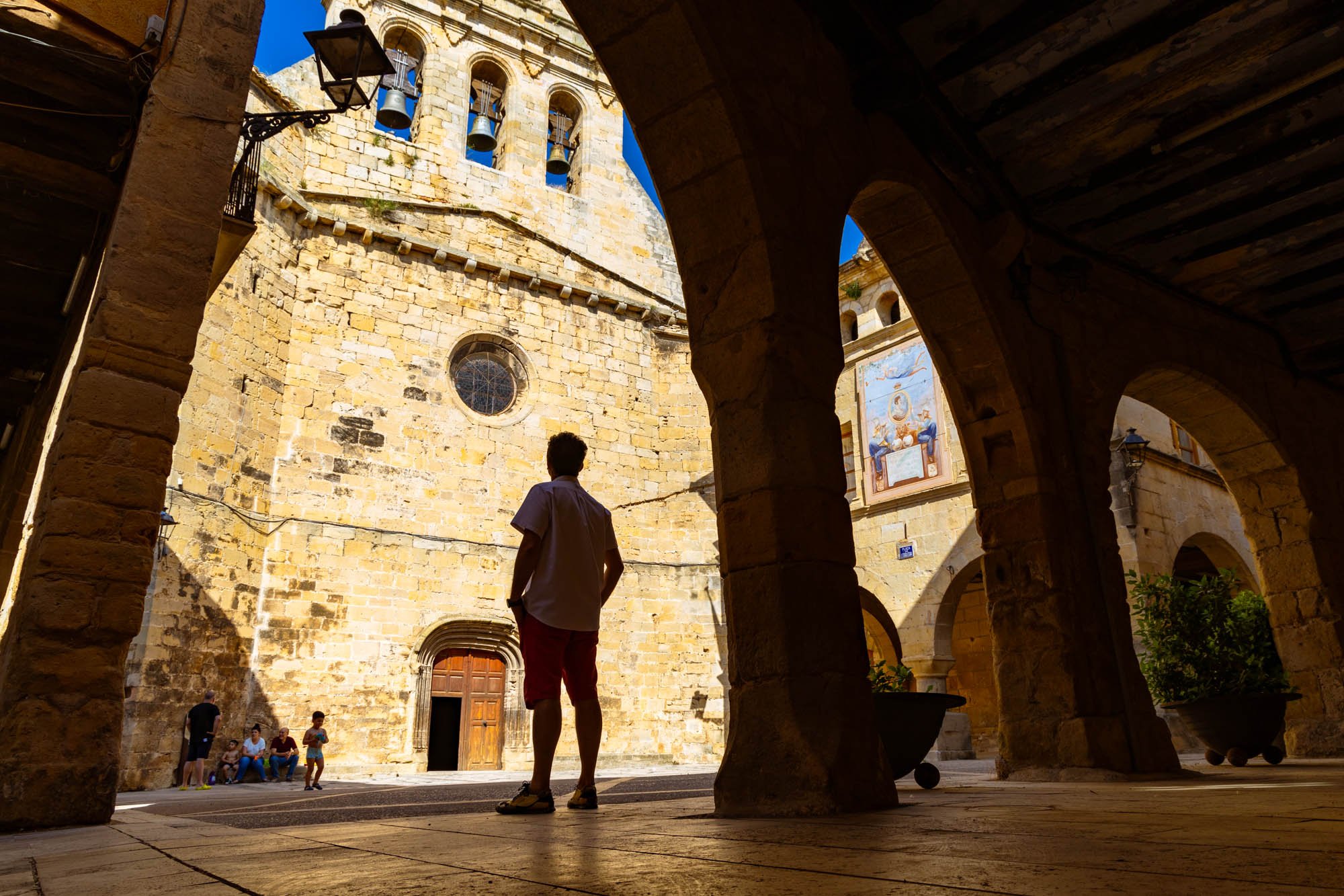 Fachada de la iglesia de San Juan Bautista con el mural de las Cortes de Cádiz a la derecha.