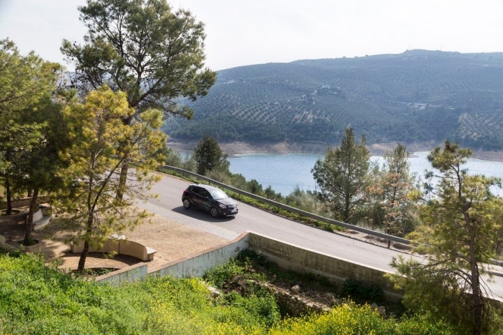 En dirección hacia el Paraje Natural de Valdearenas, donde está la conocida como “la playa”.