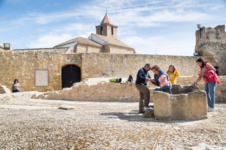 La bajada al aljibe del Castillo, con 7 metros de profundidad, no es apta para claustrofóbicos.