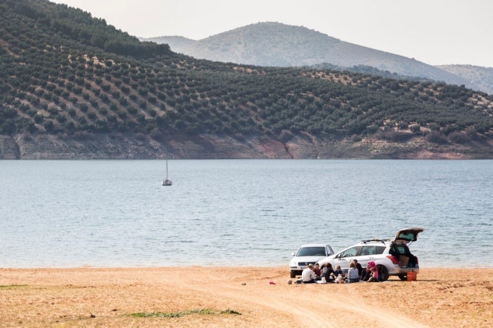 En la playa de Valdearenas aún no hay sombrillas pero sí barquitos y familias haciendo pícnic.