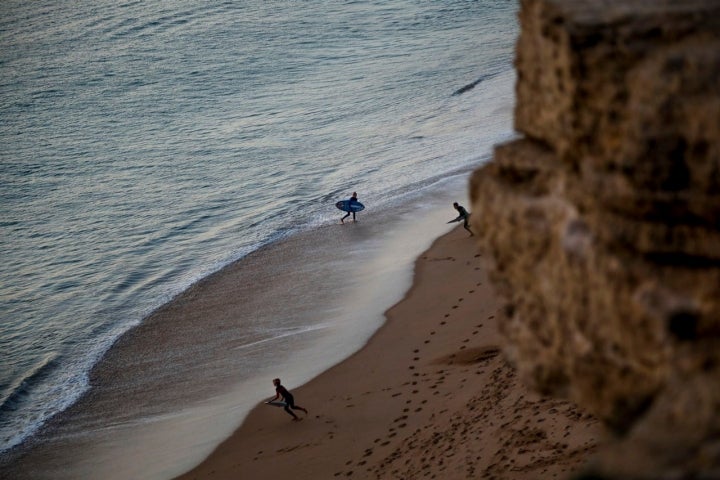 El viento de la costa gaditana favorece la práctica del surf.