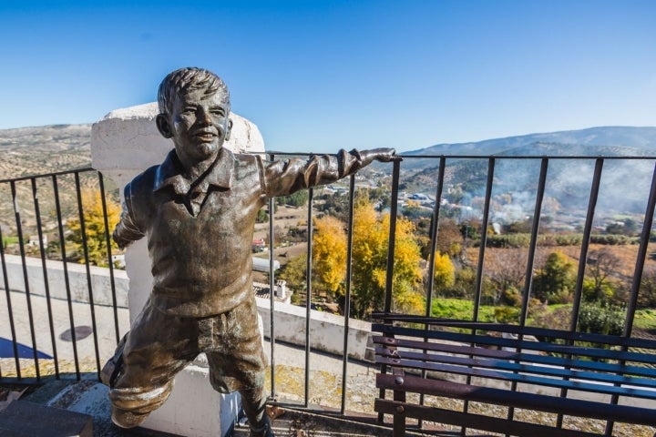 La escultura de Joselito homenajea al artista y a su película 'Saeta del Ruiseñor', rodada en Priego.