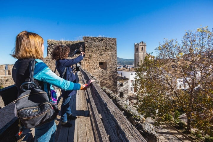 El recorrido por el castillo también sirve para ver las iglesias de Priego desde otra perspectiva.