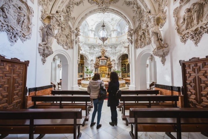 El interior de la Iglesia de Nuestra Señora de la Asunción sorprende, entre otras cosas, por su blancura y su sagrario.