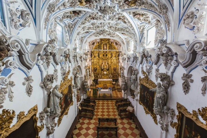 La profusión ornamental de la ermita de la Aurora puede resultar incluso abrumadora.