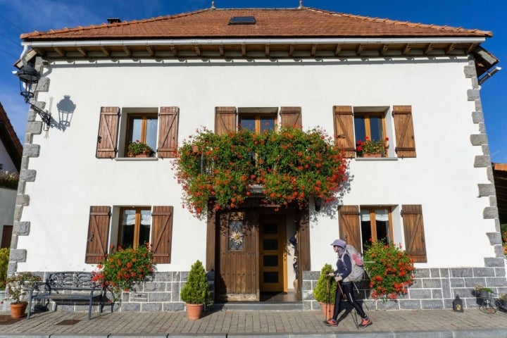 Las pintorescas viviendas de Roncesvalles dan la bienvenida al peregrino. Foto: Shutterstock.