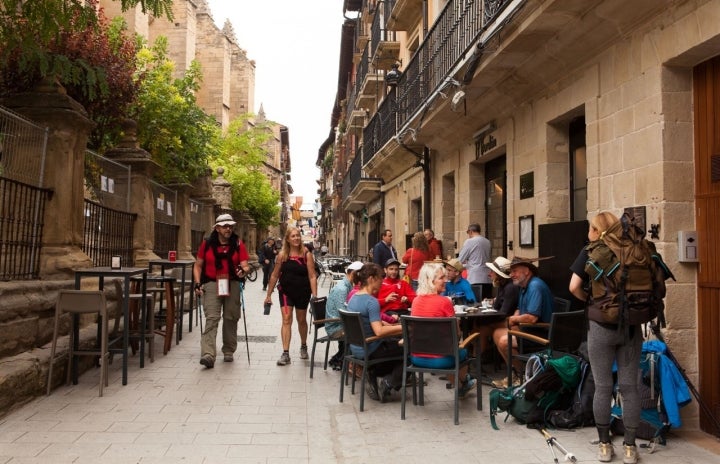 Merecido descanso por las calles de Viana.