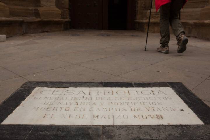 La tumba de César Borgia está en la puerta de Santa María desde que el obispo de Calahorra la mandó sacar en el siglo XVI.