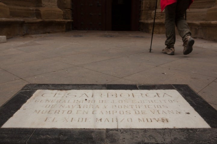 La tumba de César Borgia está en la puerta de Santa María desde que el obispo de Calahorra la mandó sacar en el siglo XVI.