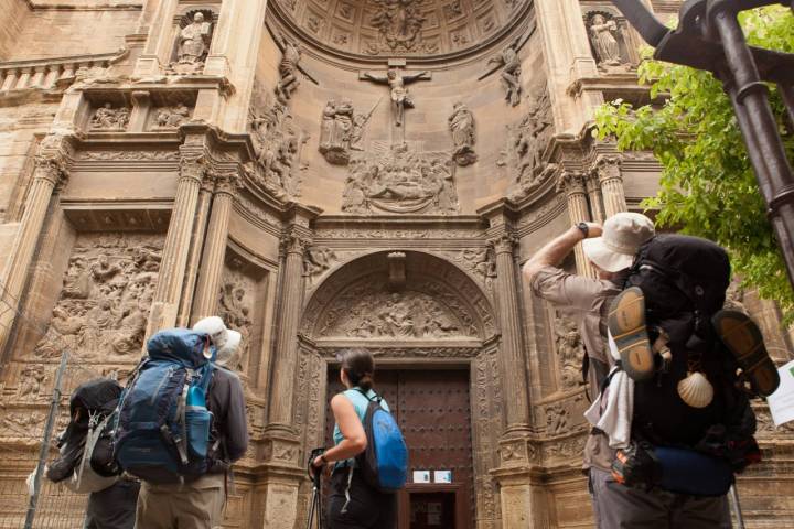 Los peregrinos se paran a admirar la entrada de la Iglesia de Santa María.