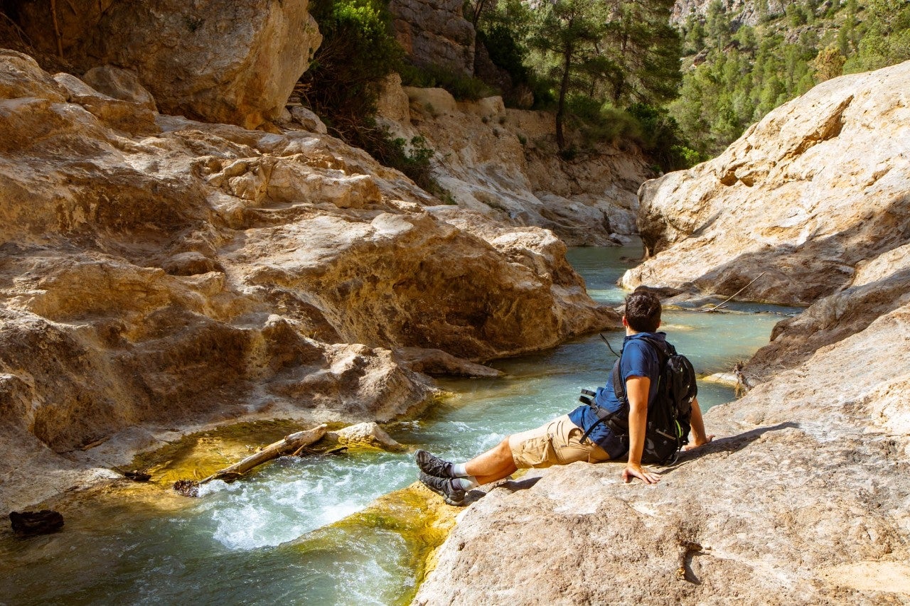 El pueblo construido sobre una cascada de la Sierra del Segura