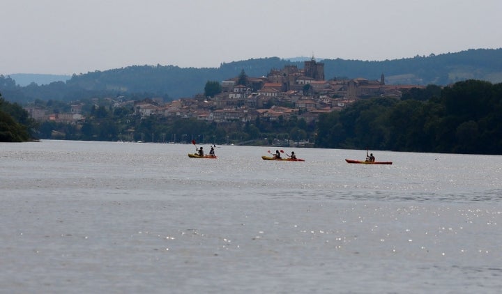 En esta zona, el río pasa por Tui, ciudad guardiana de un legado judío único en Galicia.