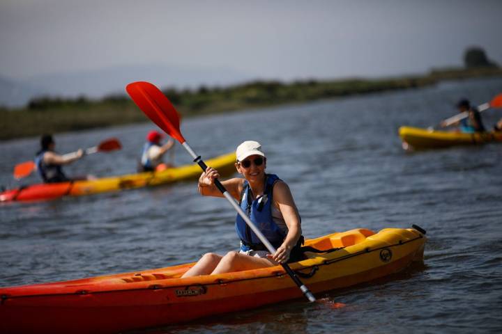 Una mujer en kayak en el río Miño.