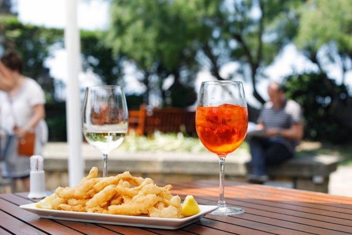 Un aperitivo en la terraza del hotel Embarcadero, en Getxo, Vizcaya.