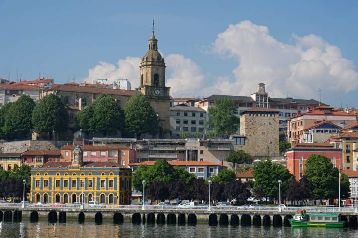Vista de Portugalete en las proximidades del Puente de Bizkaia.