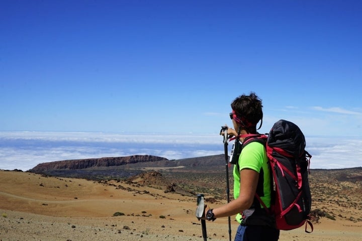 Rumbo al Pico del Teide. Al fondo la fortaleza y el mar de nubes.