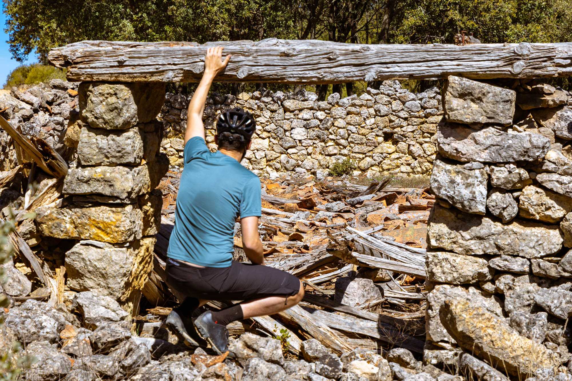Ruinas de parideras y caserones en el páramo alcarreño sobre el valle del Tajuña.