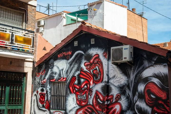 Grafitis en la fachada de una vivienda en Vallecas