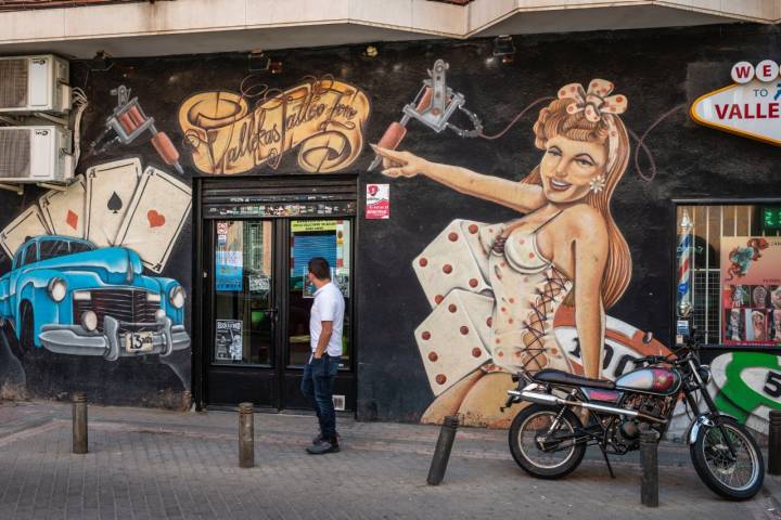 Grafitis en la fachada de un negocio en Vallecas