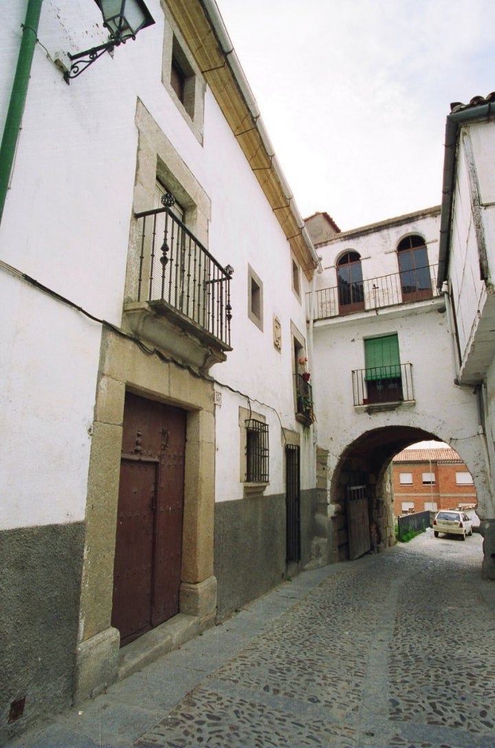 Puerta de entrada a la ciudad Virgen de la Guía. A la izquierda, la cárcel  de la Inquisición. Foto: Karpint.