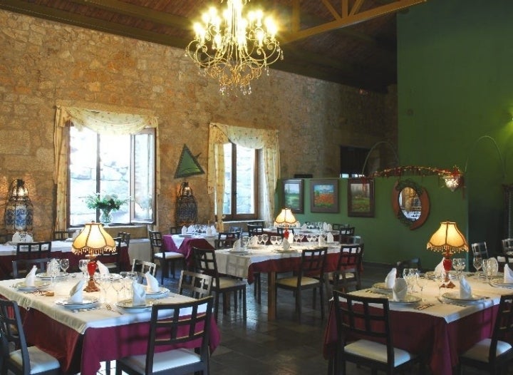 Salón principal del restaurante 'A Velha Fabrica', en Valverde del Fresno.