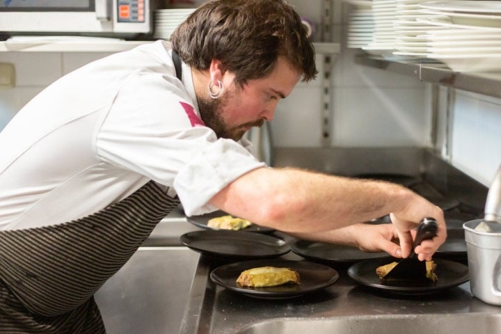 Ruta por el Goierri (Gipuzkoa): Iñaki Tellería en la cocina del 'ostatua' de Mutiloa