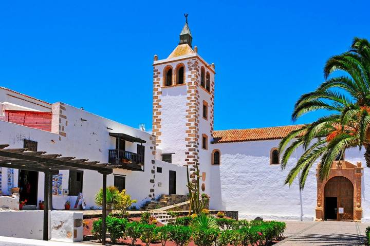 El encanto de la isla brilla en la iglesia y la plaza de Betancuria. Foto: Shutterstock