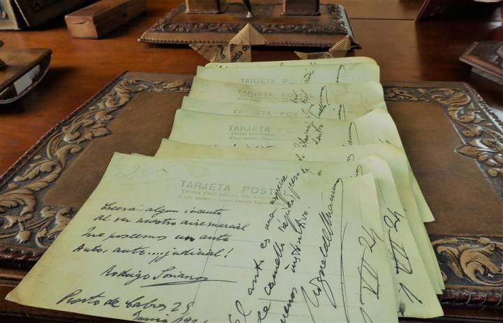 Detalle de los escritos que se muestran sobre la mesa que usó Unamuno. Foto: Charo Barea