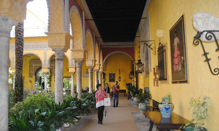 Paseando por el patio del Palacio de Dueñas. Foto: Mamadú Dabó.