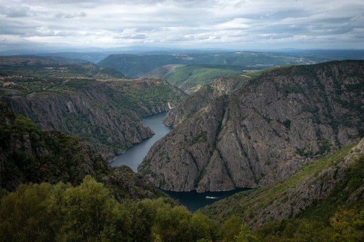 View of the Sil River from the Cabezoás Viewpoint, where you can see a catamaran in the water.