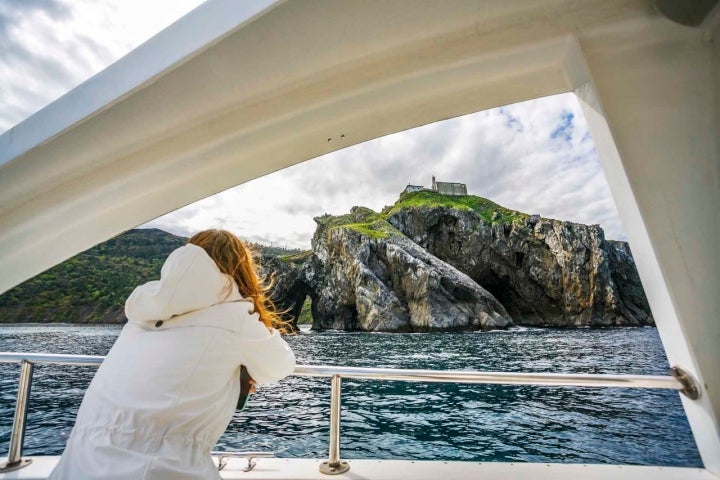 La ermita de San Juan de Gaztelugatxe proyecta un halo de misticismo.